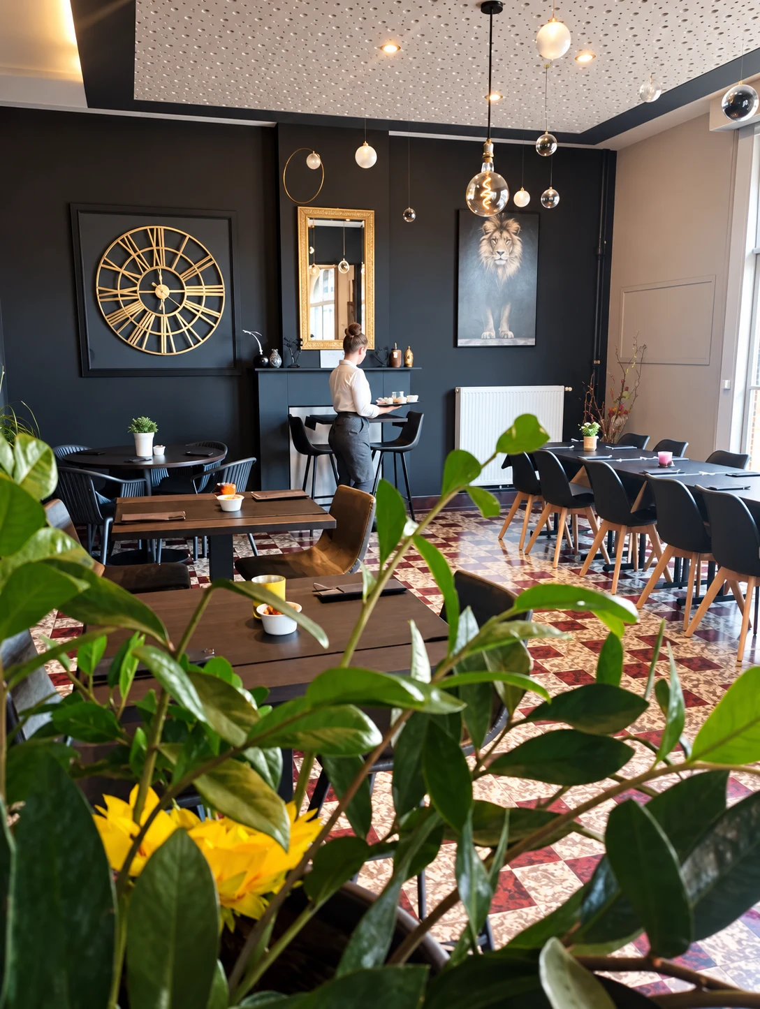 La cuisine du Saint Aybert en plein service
